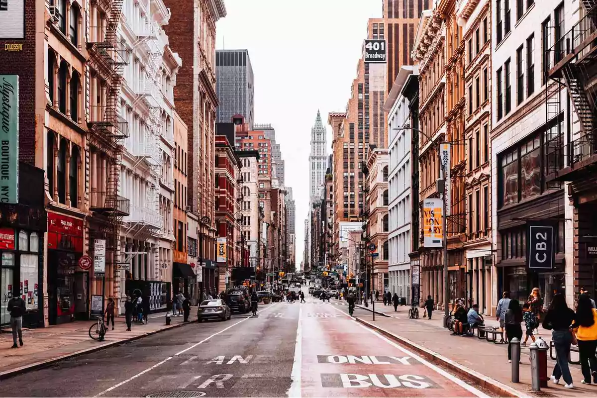 Calle urbana con edificios altos y personas caminando en Nueva York.