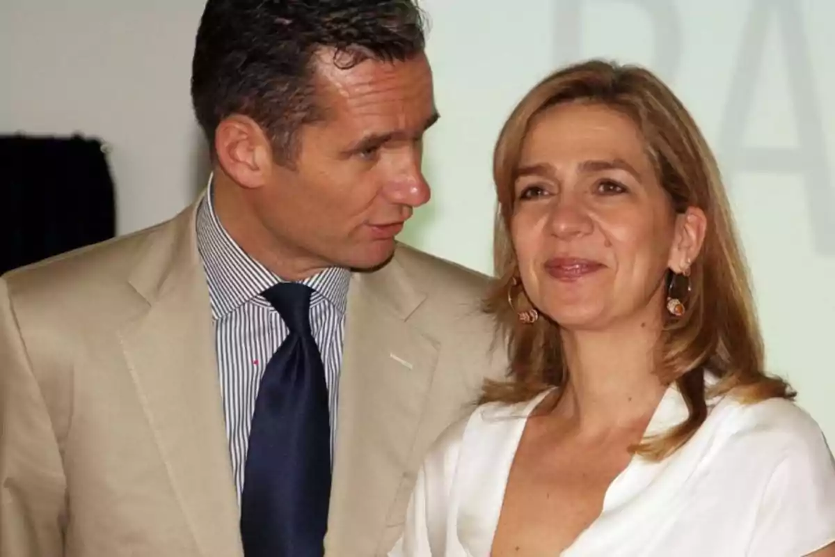 Una pareja sonriente en un evento formal.