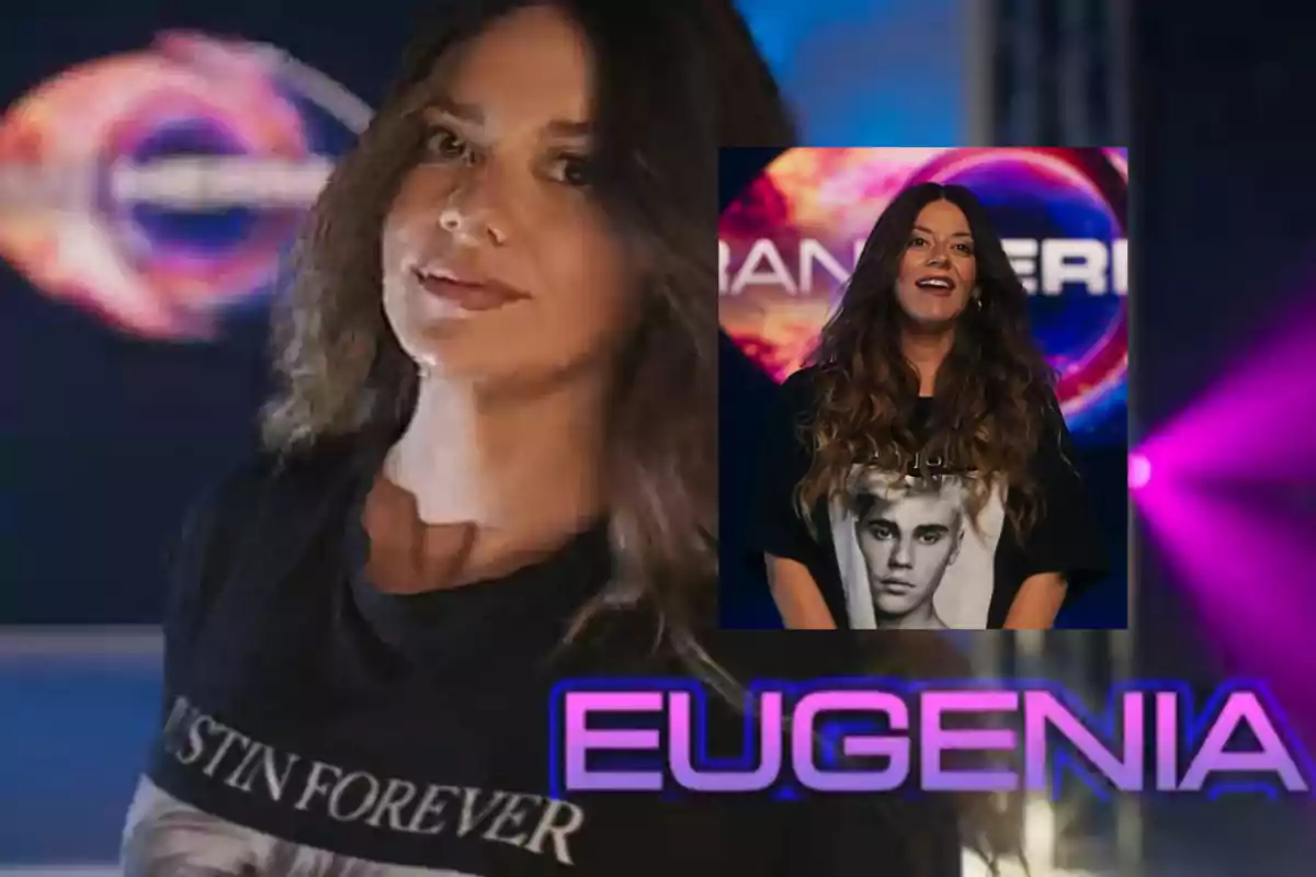 Una mujer con cabello largo y oscuro lleva una camiseta con la imagen de un cantante, y el nombre 