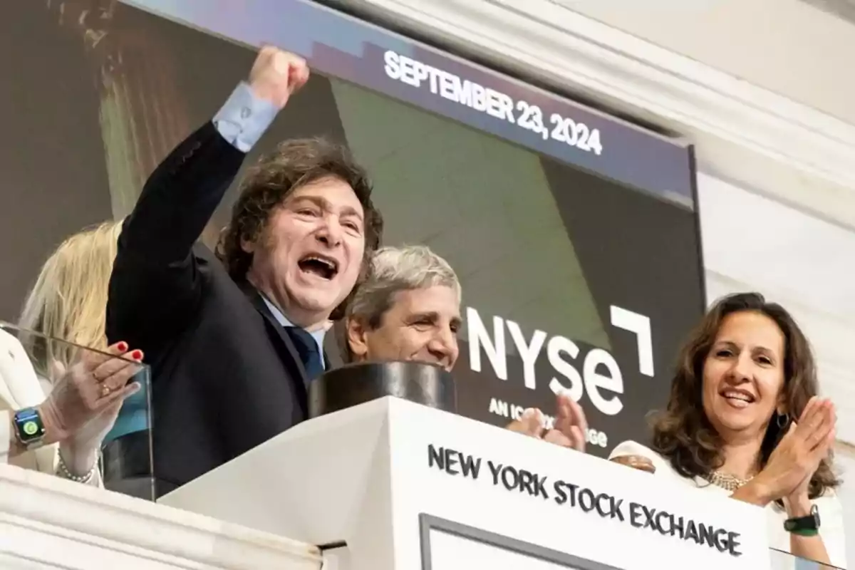 Un grupo de personas celebra en el balcón del New York Stock Exchange el 23 de septiembre de 2024.