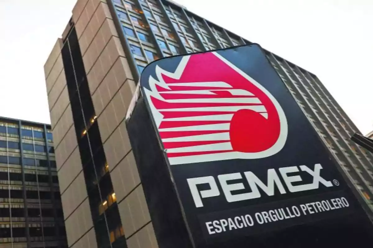 Edificio alto con logotipo de una empresa petrolera en primer plano.