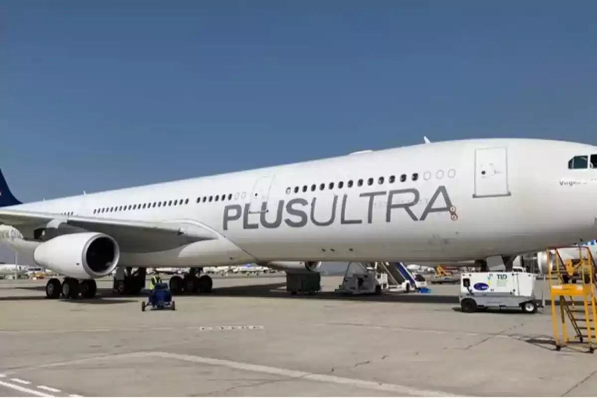 Avión de la aerolínea Plus Ultra estacionado en un aeropuerto.