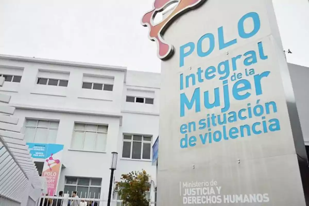 Edificio blanco con un cartel que dice "Polo Integral de la Mujer en situación de violencia" del Ministerio de Justicia y Derechos Humanos.