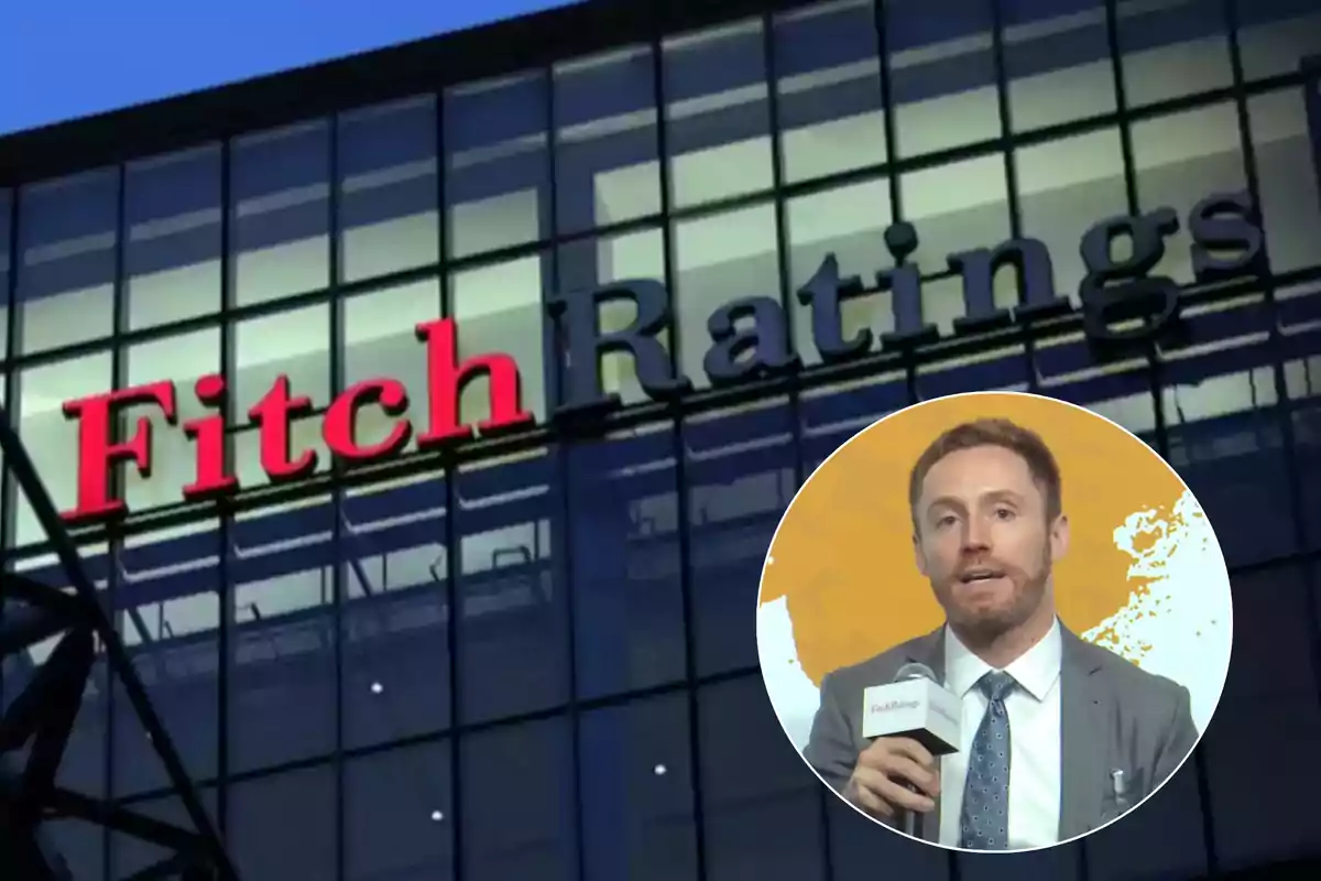 Edificio de Fitch Ratings con un hombre hablando en un micrófono en un recuadro circular.