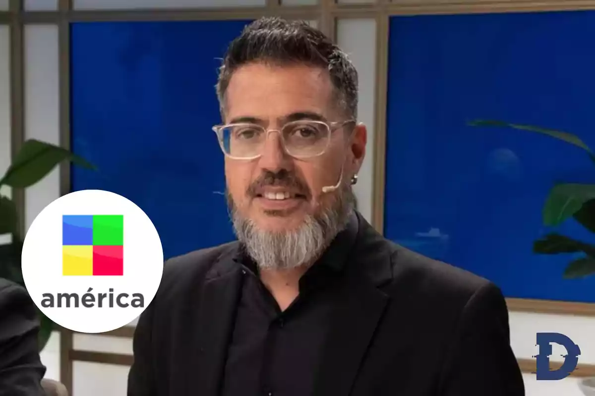 Un hombre con barba y gafas, vestido de negro, con un micrófono en la oreja, frente a un fondo azul y plantas, junto al logo de América.