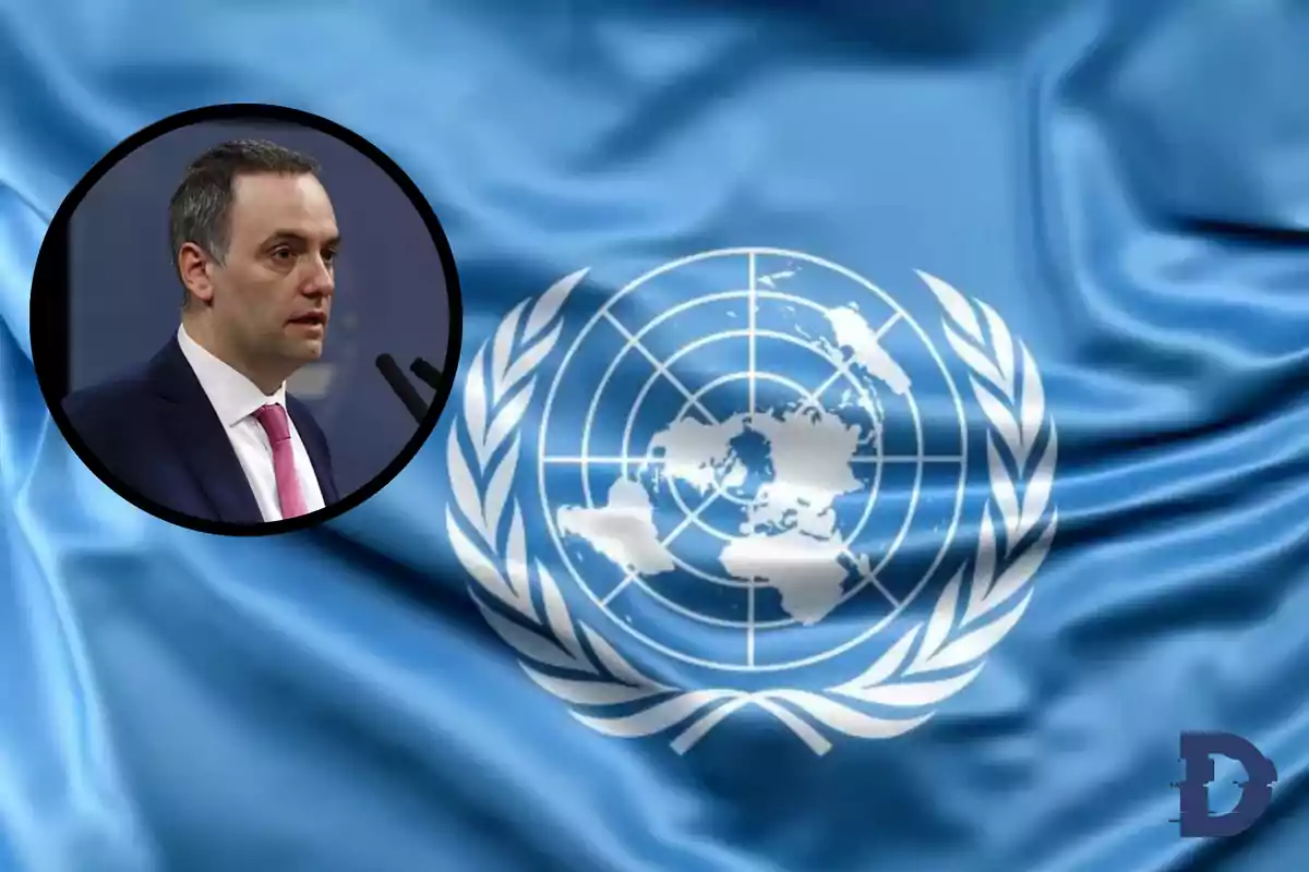 Un hombre en un círculo sobre una bandera de la ONU ondeante.