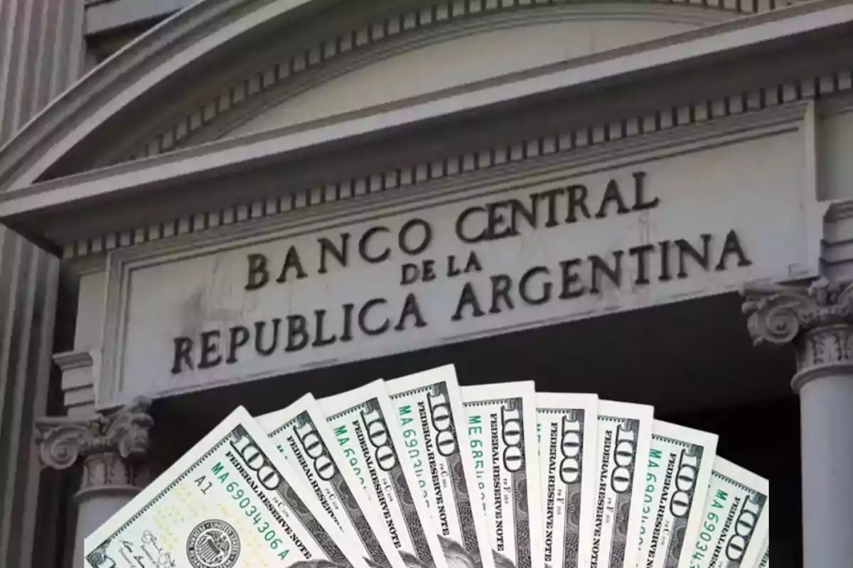 Fachada del Banco Central de la República Argentina con billetes de cien dólares en primer plano.