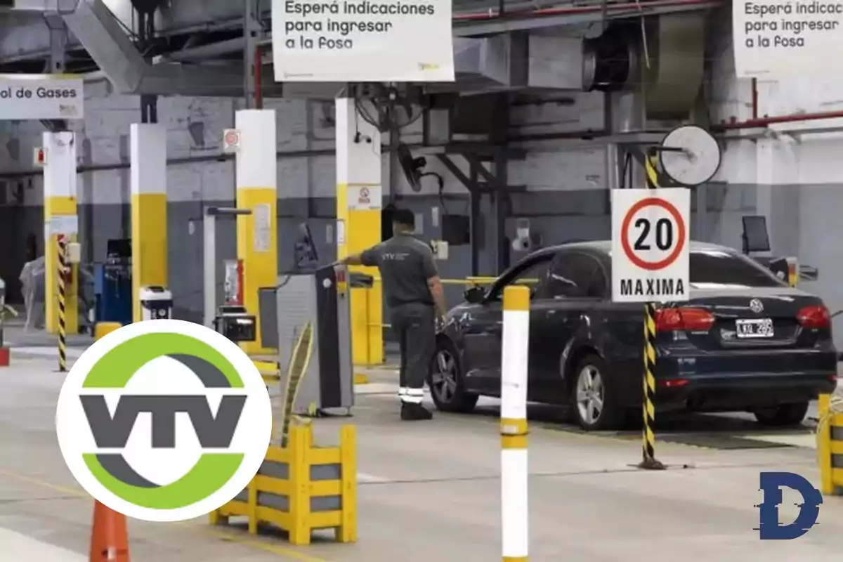 Un auto en una estación de verificación vehicular con un cartel de velocidad máxima de 20 km/h y un trabajador indicando al conductor.