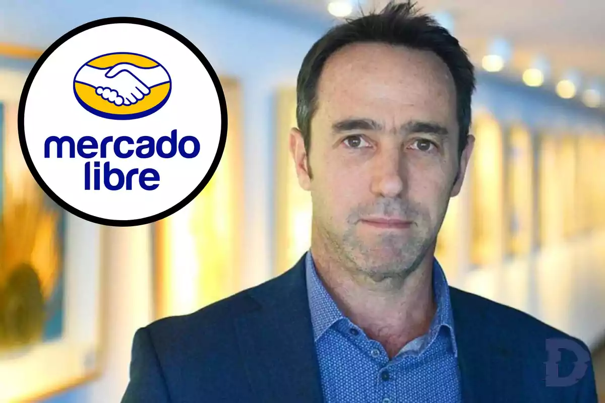 Un hombre de traje con el logo de Mercado Libre al lado.