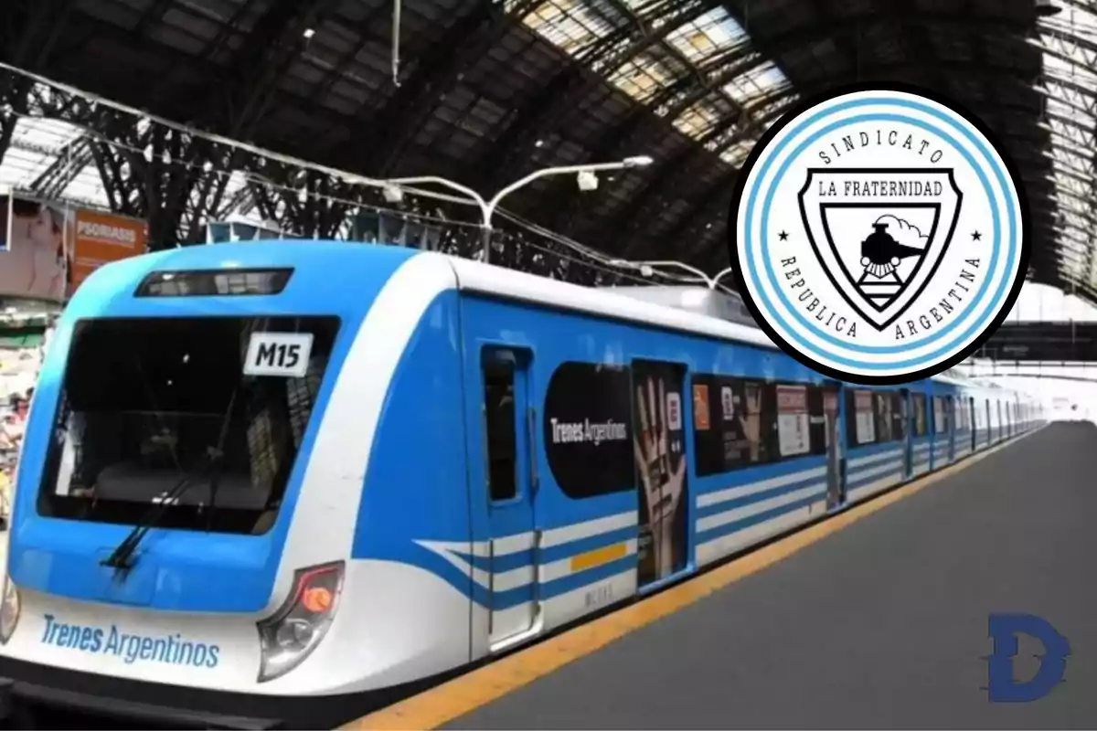 Un tren azul de Trenes Argentinos en una estación cubierta, con un logotipo del sindicato La Fraternidad en la esquina superior derecha.