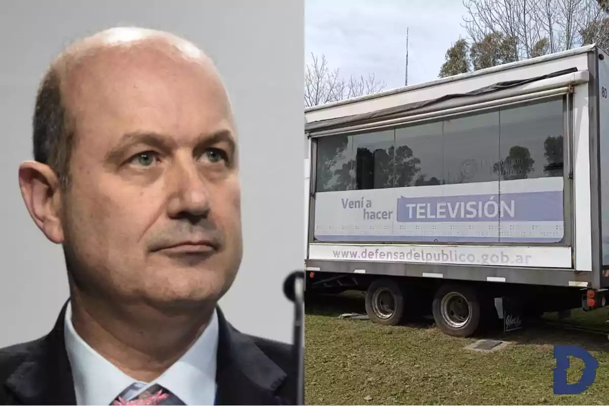 Un hombre de traje junto a un tráiler con un cartel que dice "Vení a hacer televisión" y el sitio web defensadelpublico.gob.ar.