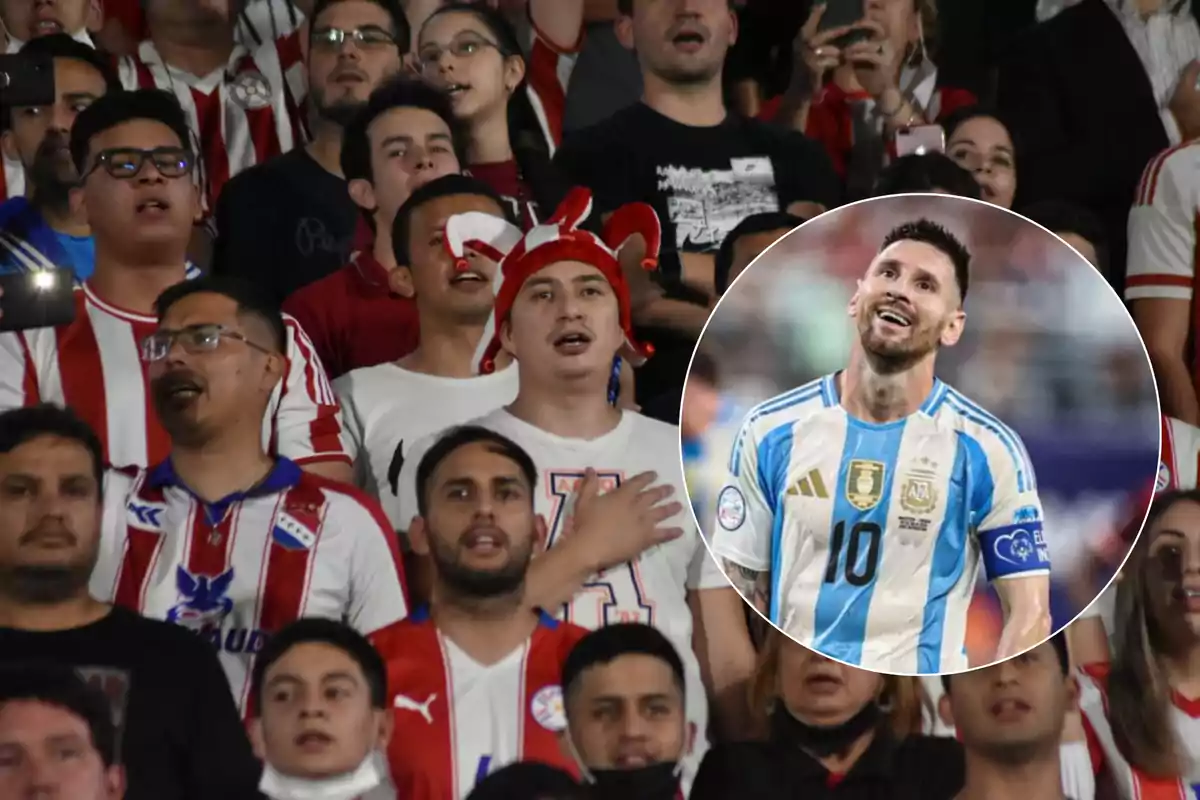 Un grupo de aficionados con camisetas de rayas rojas y blancas observan un partido, mientras que en un recuadro se muestra a un jugador de fútbol con la camiseta de Argentina sonriendo.