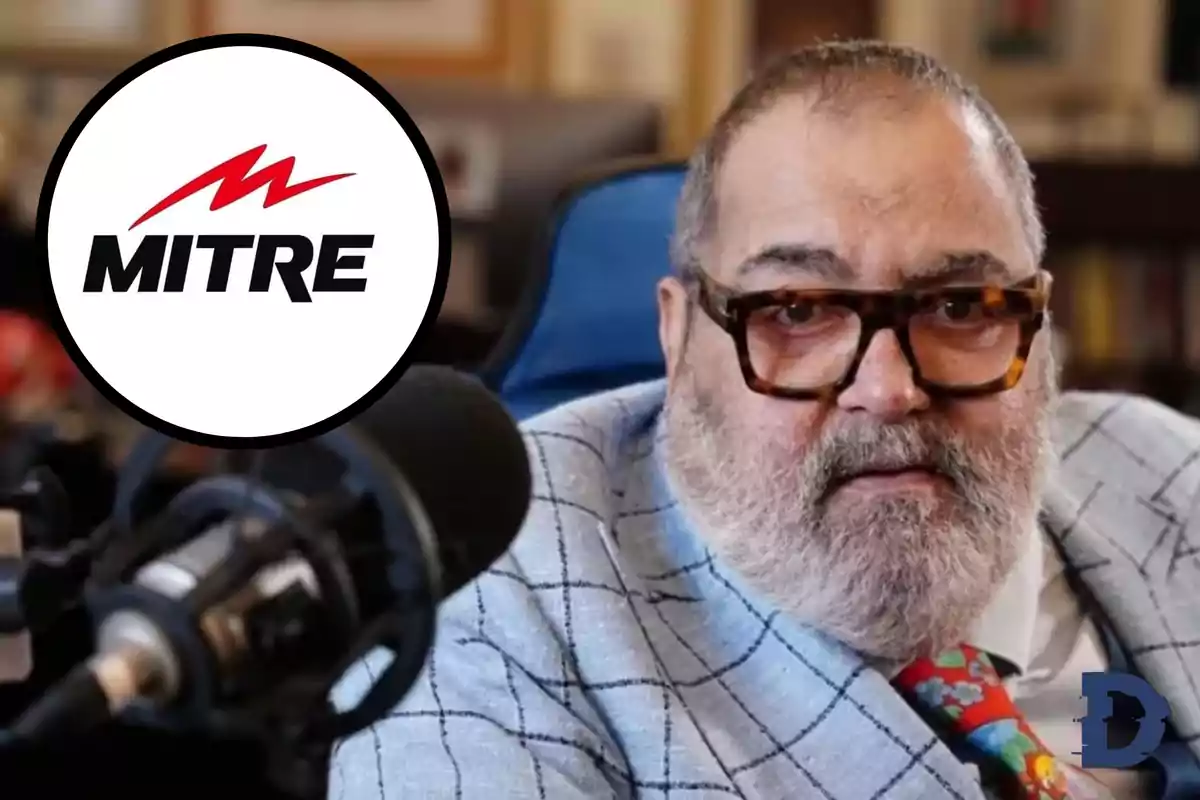 Un hombre con barba y gafas está frente a un micrófono, con el logo de Mitre en la esquina superior izquierda.