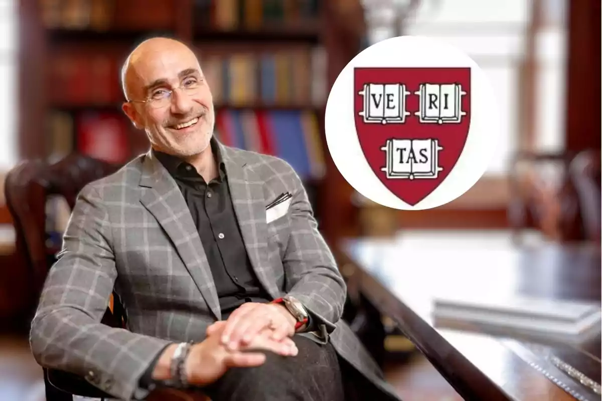 El psicólogo experto en felicidad Arthur c. Brooks revela las tres claves para ser feliz, con un escudo de Harvard en el fondo.