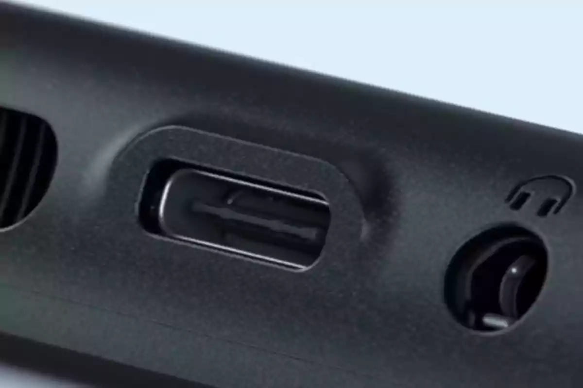 Conector USB-C en un dispositivo negro.