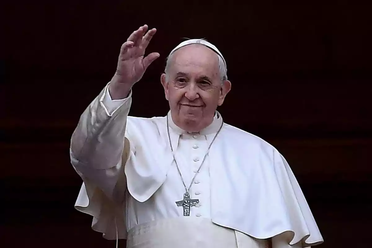 El papa Francisco saluda con la mano.