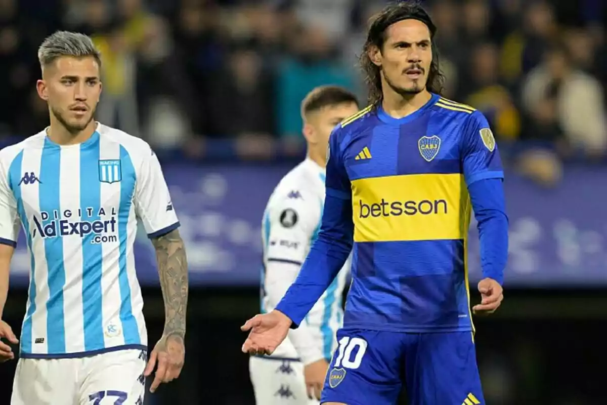 Dos jugadores de fútbol en el campo, uno con el uniforme de Racing Club y el otro con el uniforme de Boca Juniors.