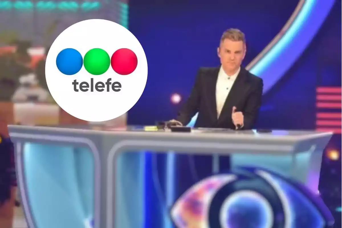 Un presentador de televisión está de pie detrás de un escritorio en un set de televisión con el logotipo de Telefe en la esquina superior izquierda.