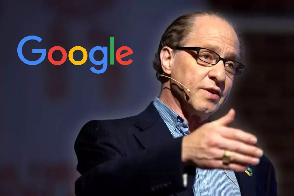 Director de ingenieria de Google con un micrófono de diadema hablando en un evento con el logo de Google en el fondo.