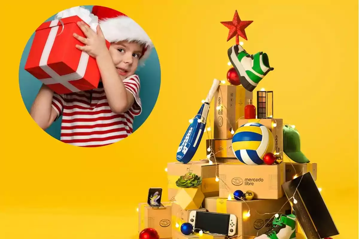 Un niño con gorro de Santa sostiene un regalo rojo mientras a su lado hay una pila de cajas de Mercado Libre decoradas como árbol de Navidad con luces, adornos y varios objetos como un balón y una consola, representando el ranking de los juguetes más vendidos en Navidad 2024.