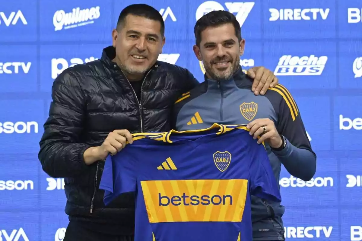 Juan Roman Riquelme y Fernando Gago sostienen una camiseta de Boca Juniors.