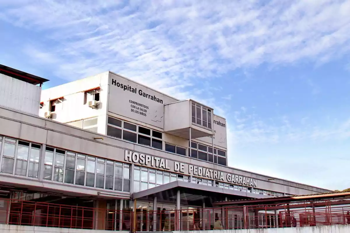 Fachada del Hospital de Pediatría Garrahan bajo un cielo despejado.