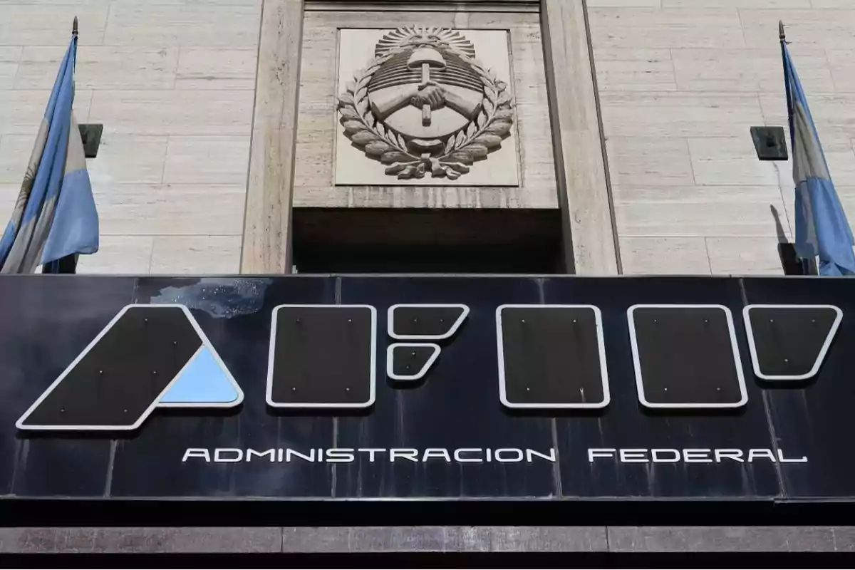 Fachada de un edificio gubernamental con el logo de la Administración Federal y banderas argentinas.