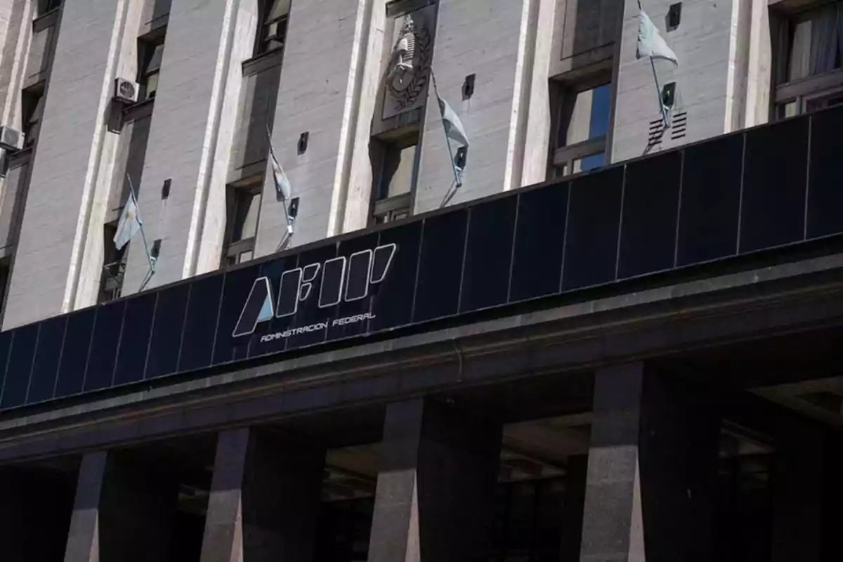 Edificio de la AFIP con banderas argentinas ondeando en la fachada.