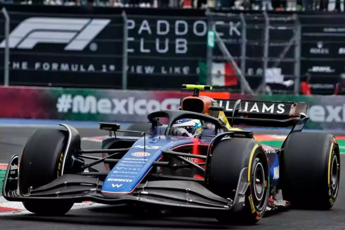 Un auto de Fórmula 1 del equipo Williams en la pista durante el Gran Premio de México.