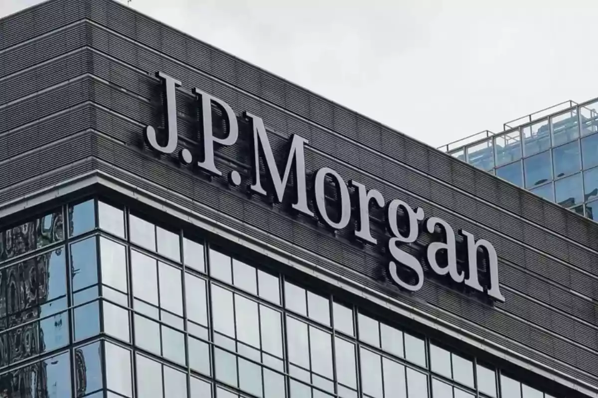 Edificio con el logotipo de J.P. Morgan en la fachada.