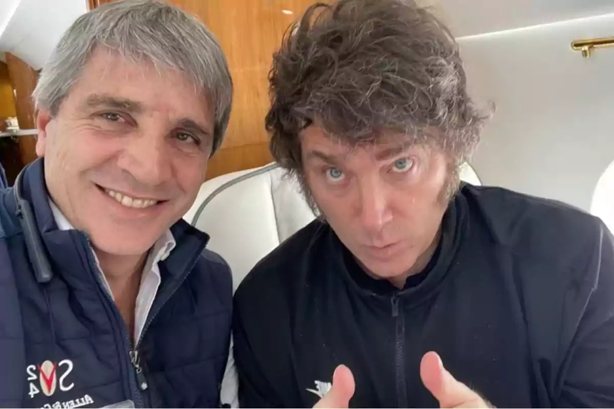 Dos personas posando para una selfie dentro de un avión.