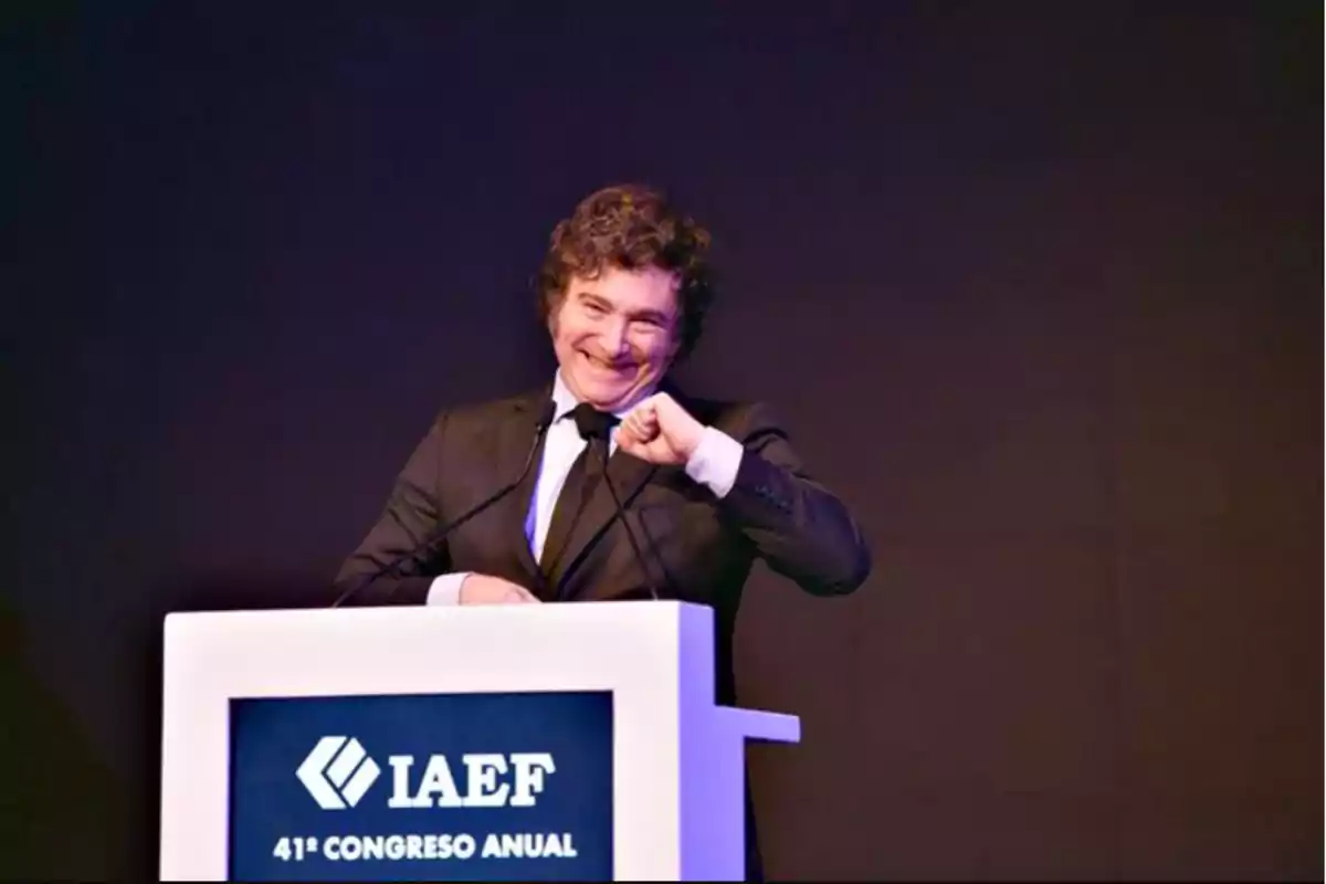 Un hombre sonriente en un podio durante el 41° Congreso Anual del IAEF.