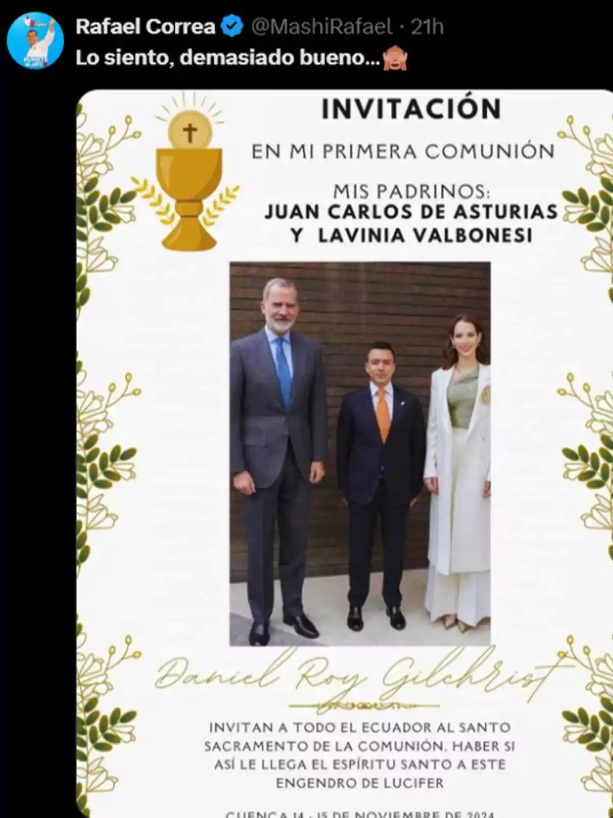 Una invitación de primera comunión con una foto de tres personas, acompañada de un comentario humorístico de Rafael Correa.