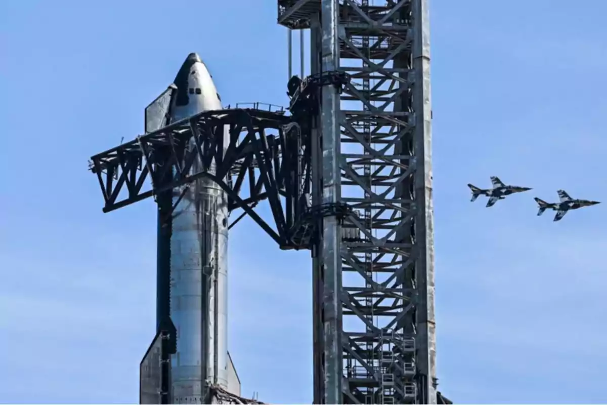 Cohete en una plataforma de lanzamiento con dos aviones volando en el cielo azul.