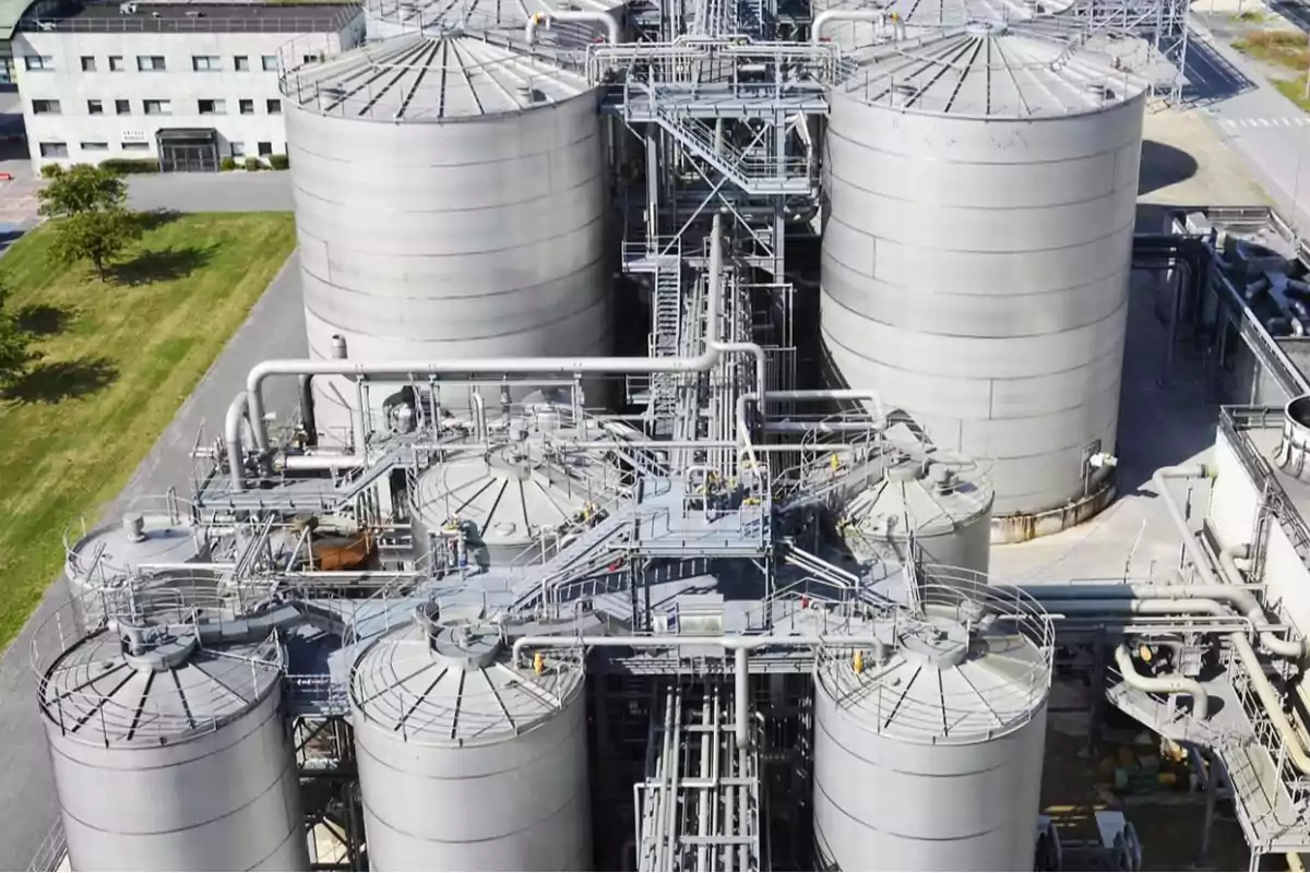 Vista aérea de una planta industrial con grandes tanques metálicos y tuberías.