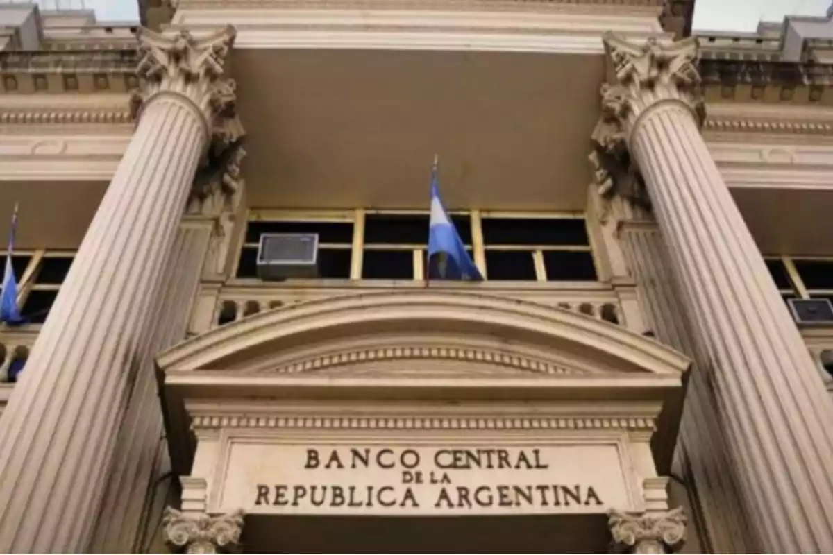 Fachada del edificio del Banco Central de la República Argentina con columnas y una bandera ondeando.