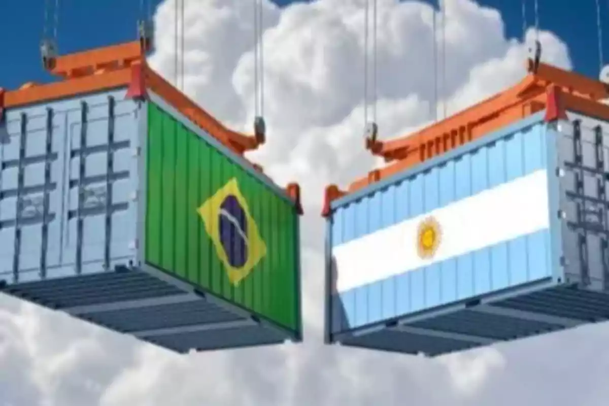 Dos contenedores de carga suspendidos en el aire, uno con la bandera de Brasil y el otro con la bandera de Argentina, con un fondo de nubes.