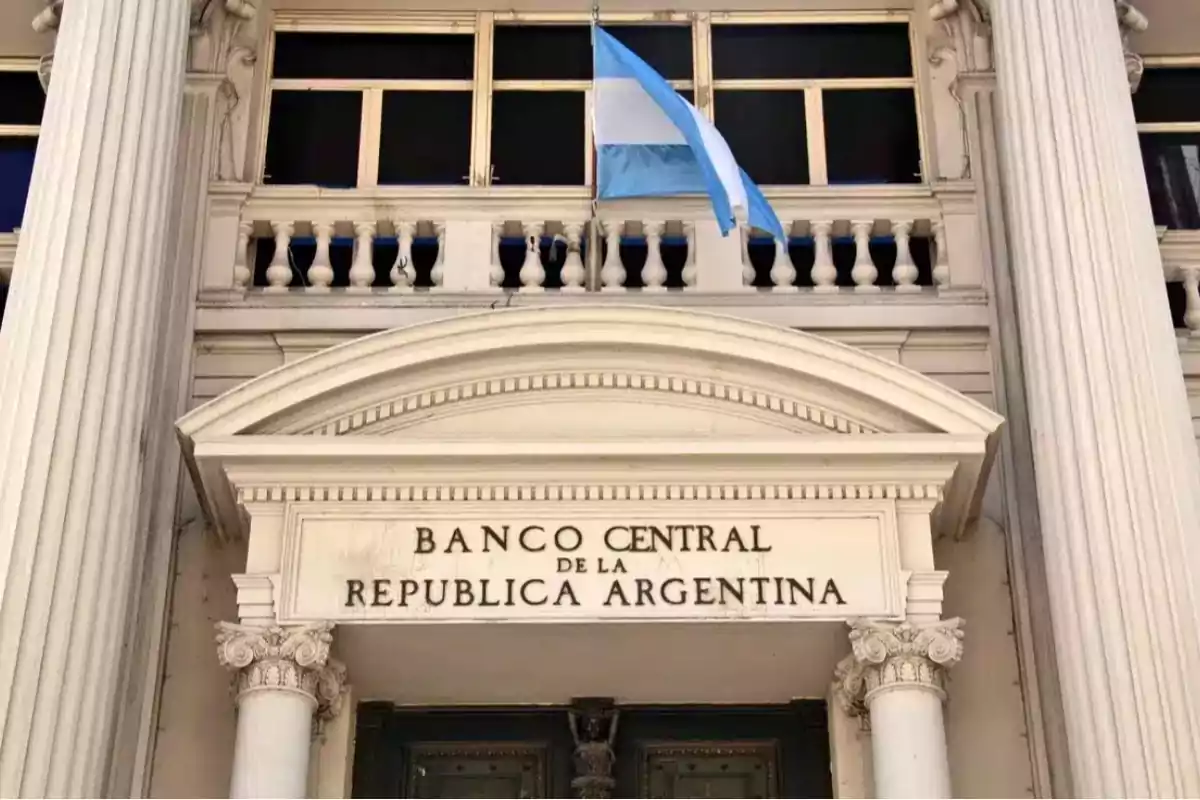 Fachada del Banco Central de la República Argentina con una bandera argentina ondeando.