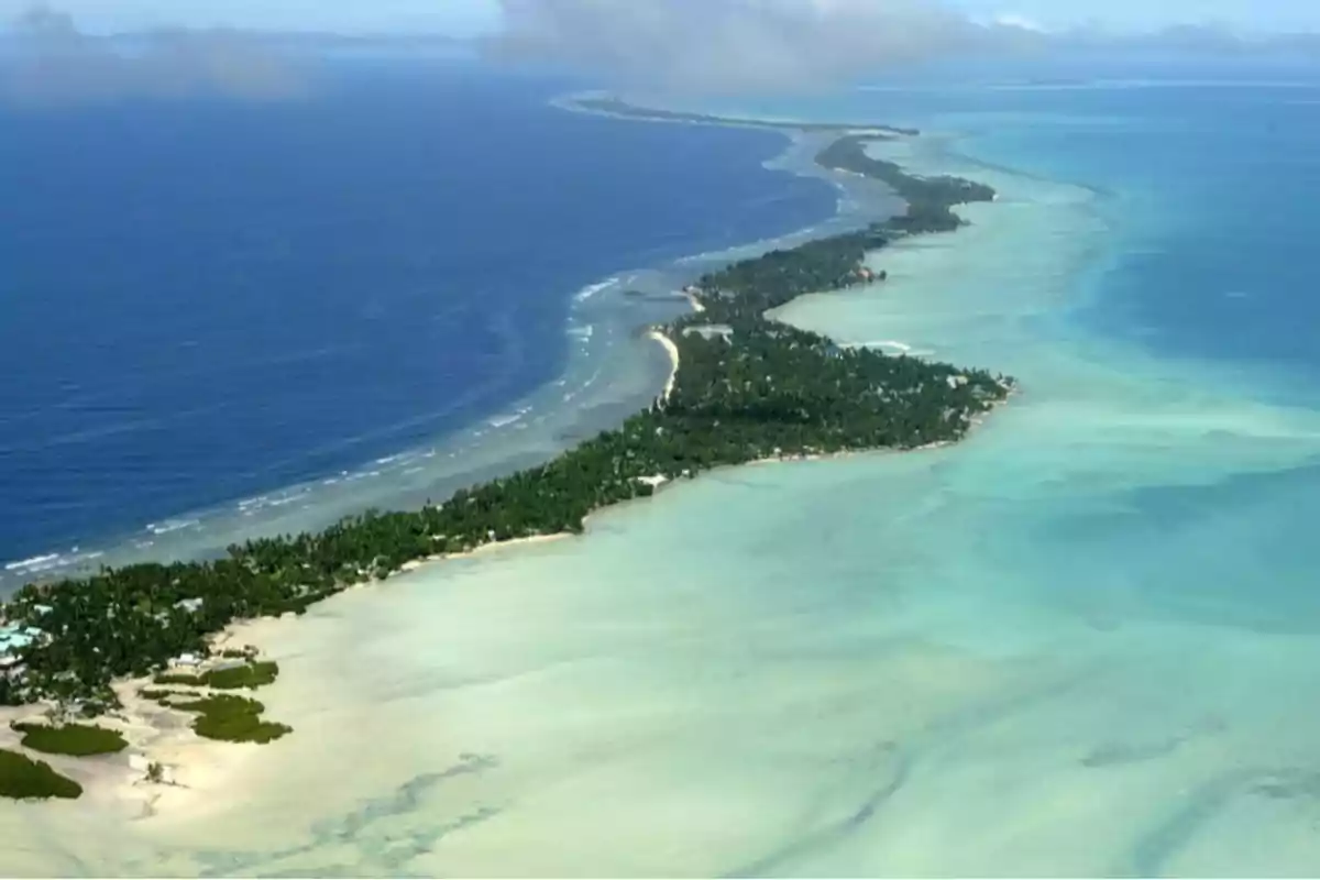 Vista aérea de una isla tropical rodeada de aguas turquesas y vegetación densa.