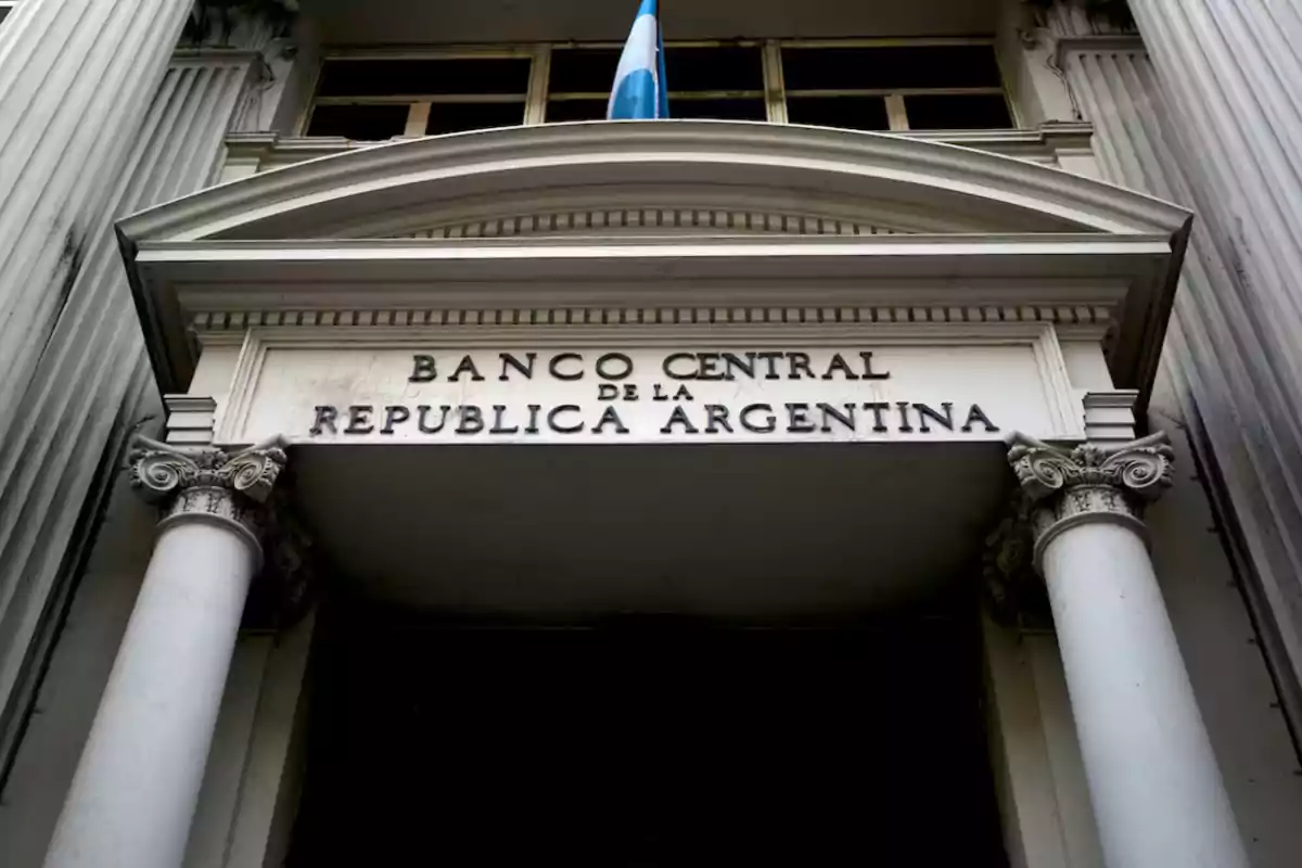 Fachada del Banco Central de la República Argentina con columnas y una bandera en la parte superior.