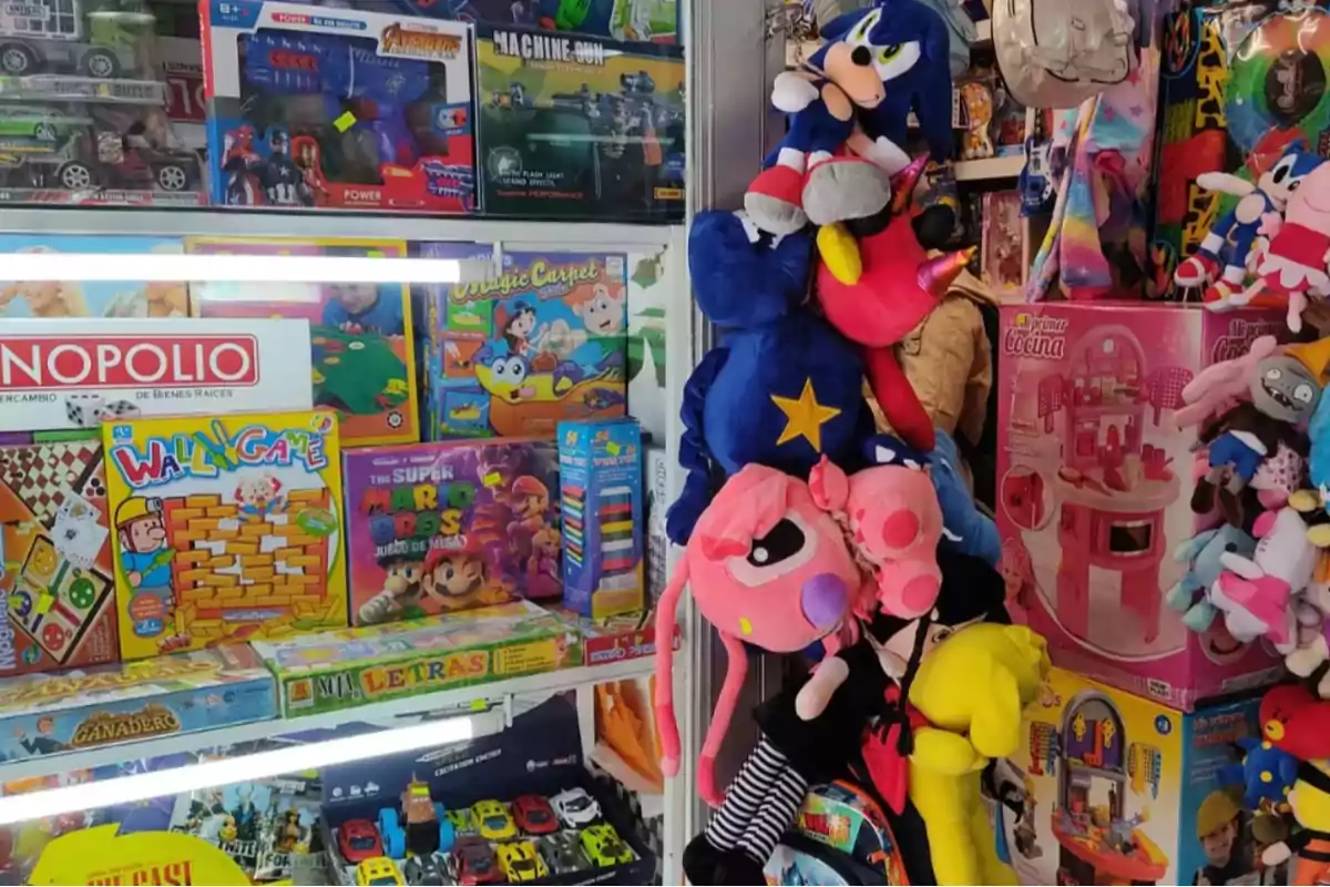 Una tienda de juguetes con peluches y juegos de mesa en exhibición.