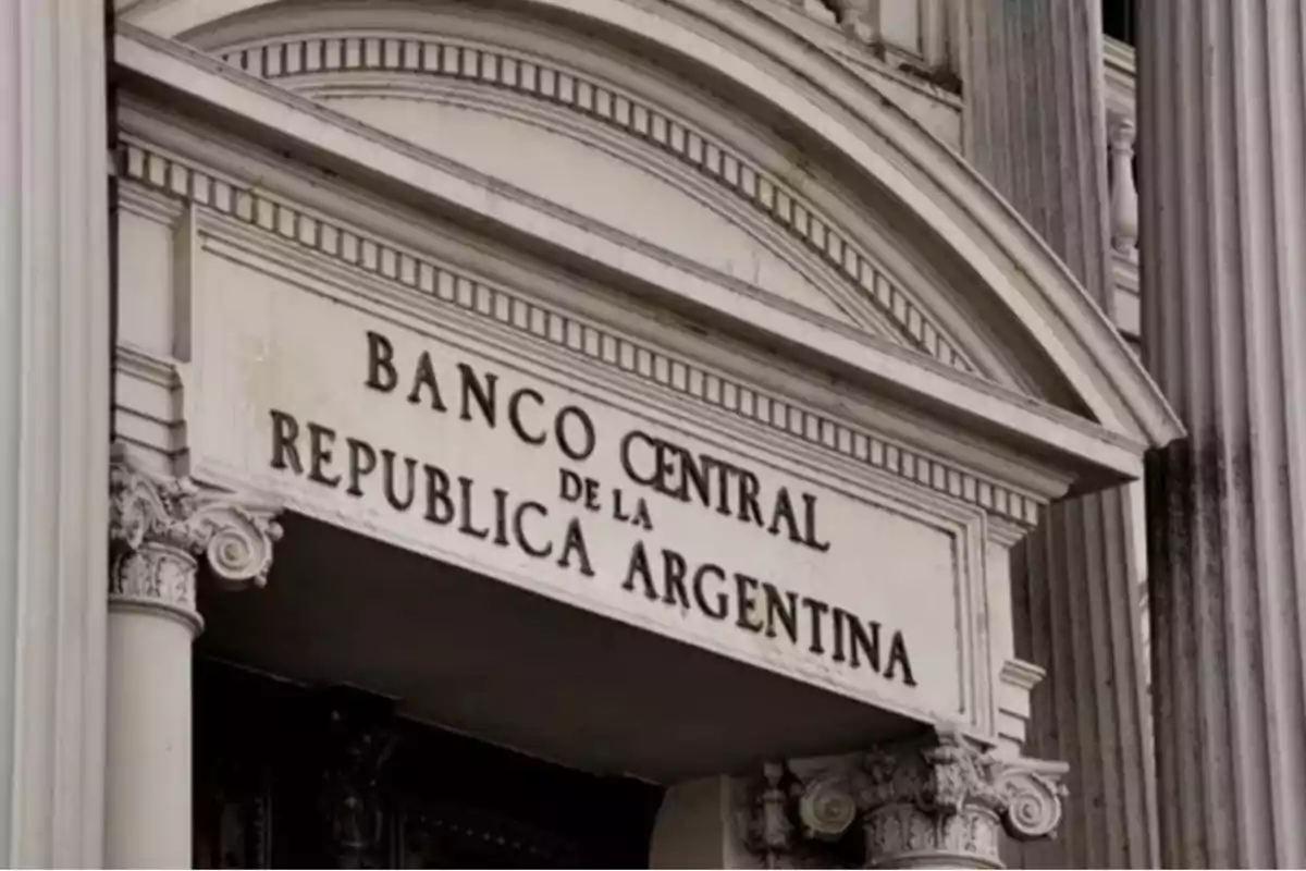 Fachada del Banco Central de la República Argentina con columnas clásicas y un cartel con el nombre de la institución.