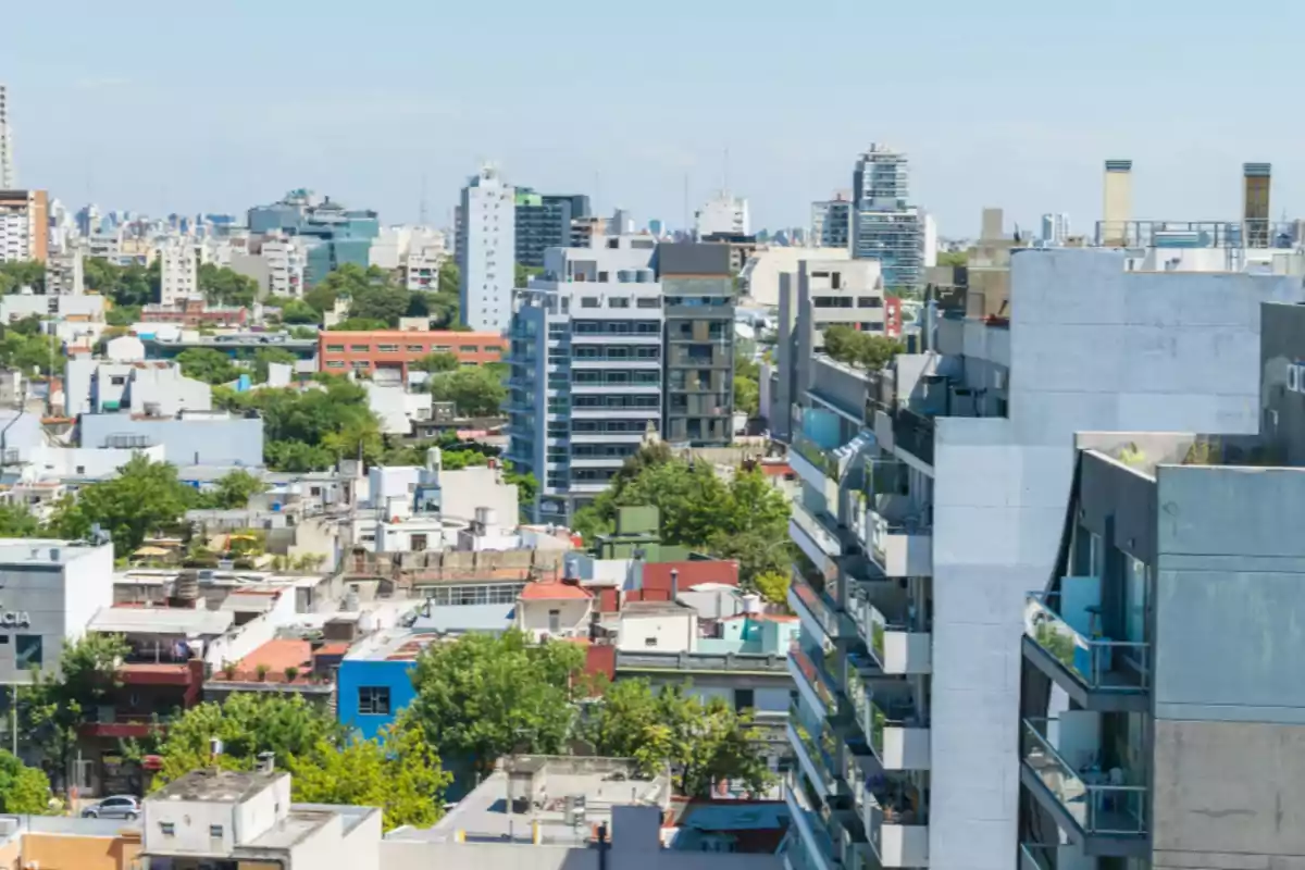 Vista panorámica de una ciudad con edificios altos y vegetación.