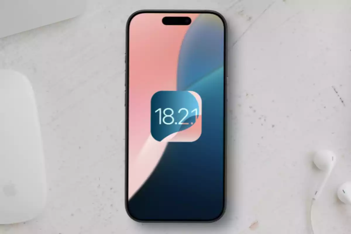 Un smartphone moderno con una pantalla que muestra un diseño abstracto y el número 18.21 en un fondo claro con auriculares al lado.