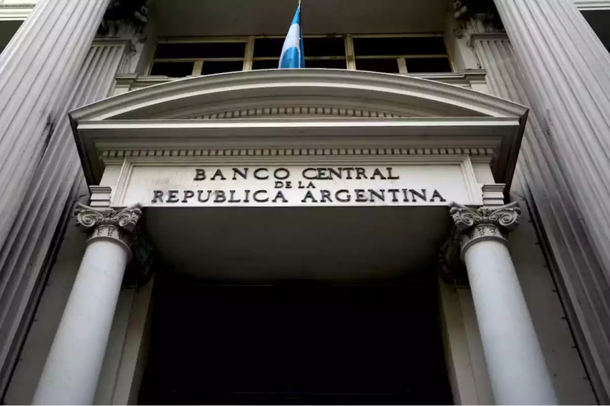 Fachada del Banco Central de la República Argentina con columnas y bandera argentina.