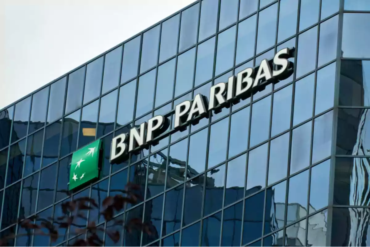 Edificio de oficinas con el logo de BNP Paribas en la fachada de vidrio.