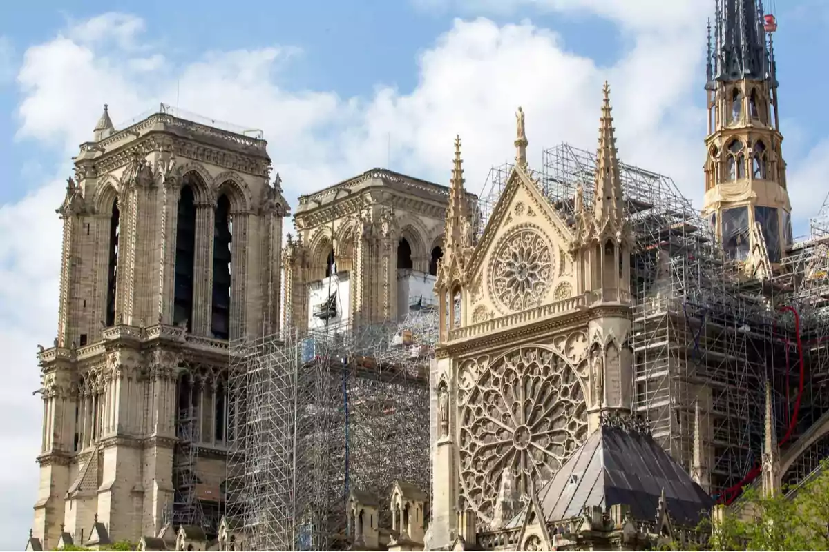 La catedral de Notre Dame en proceso de restauración con andamios visibles en su estructura.