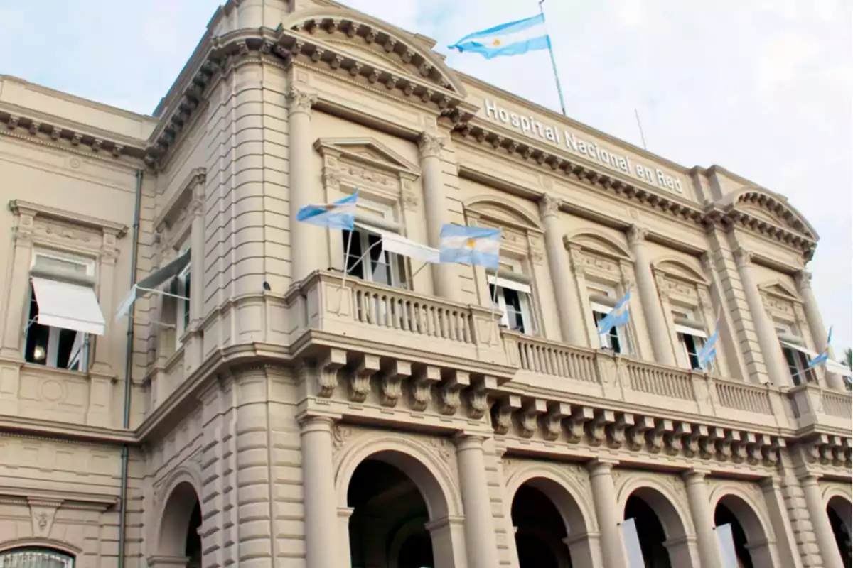 Edificio histórico con arquitectura clásica y banderas argentinas ondeando.