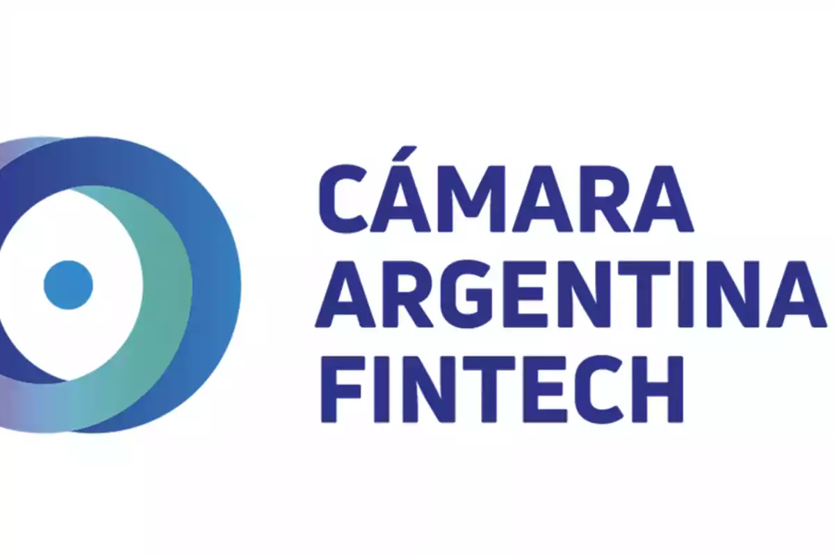 Logotipo de la Cámara Argentina Fintech con un diseño de círculos concéntricos en tonos azules a la izquierda y el nombre en letras azules a la derecha.