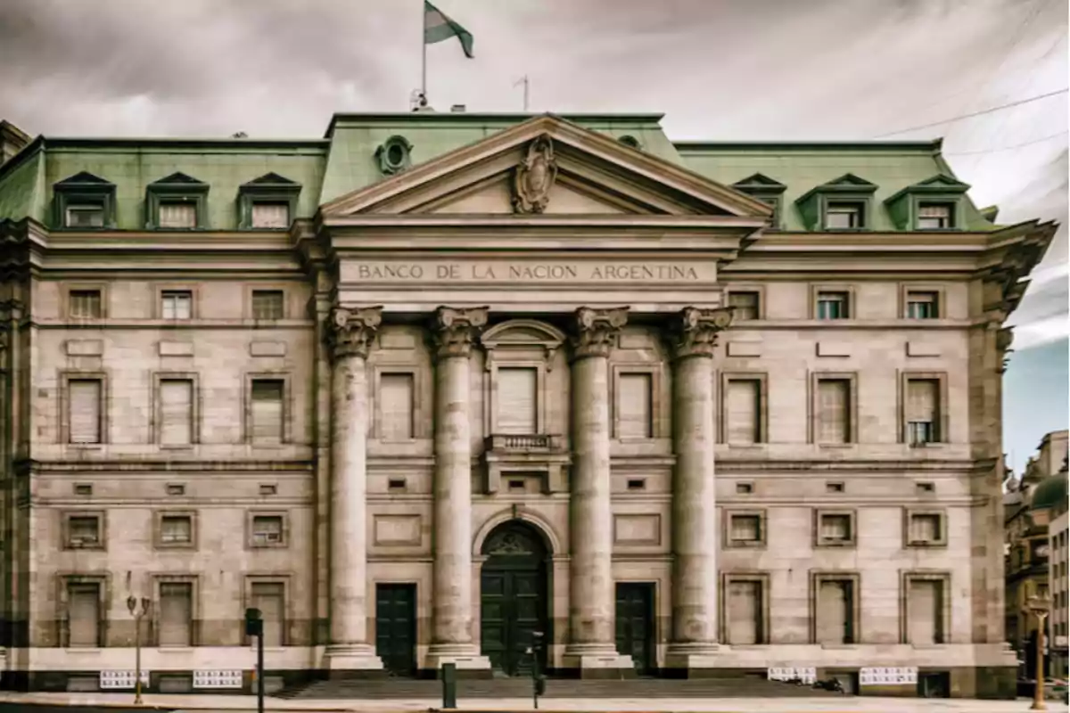 Edificio del Banco de la Nación Argentina con arquitectura clásica y columnas imponentes bajo un cielo nublado.